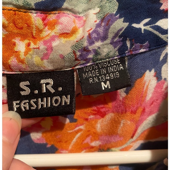 Floral button up top- medium - Picture 2 of 3